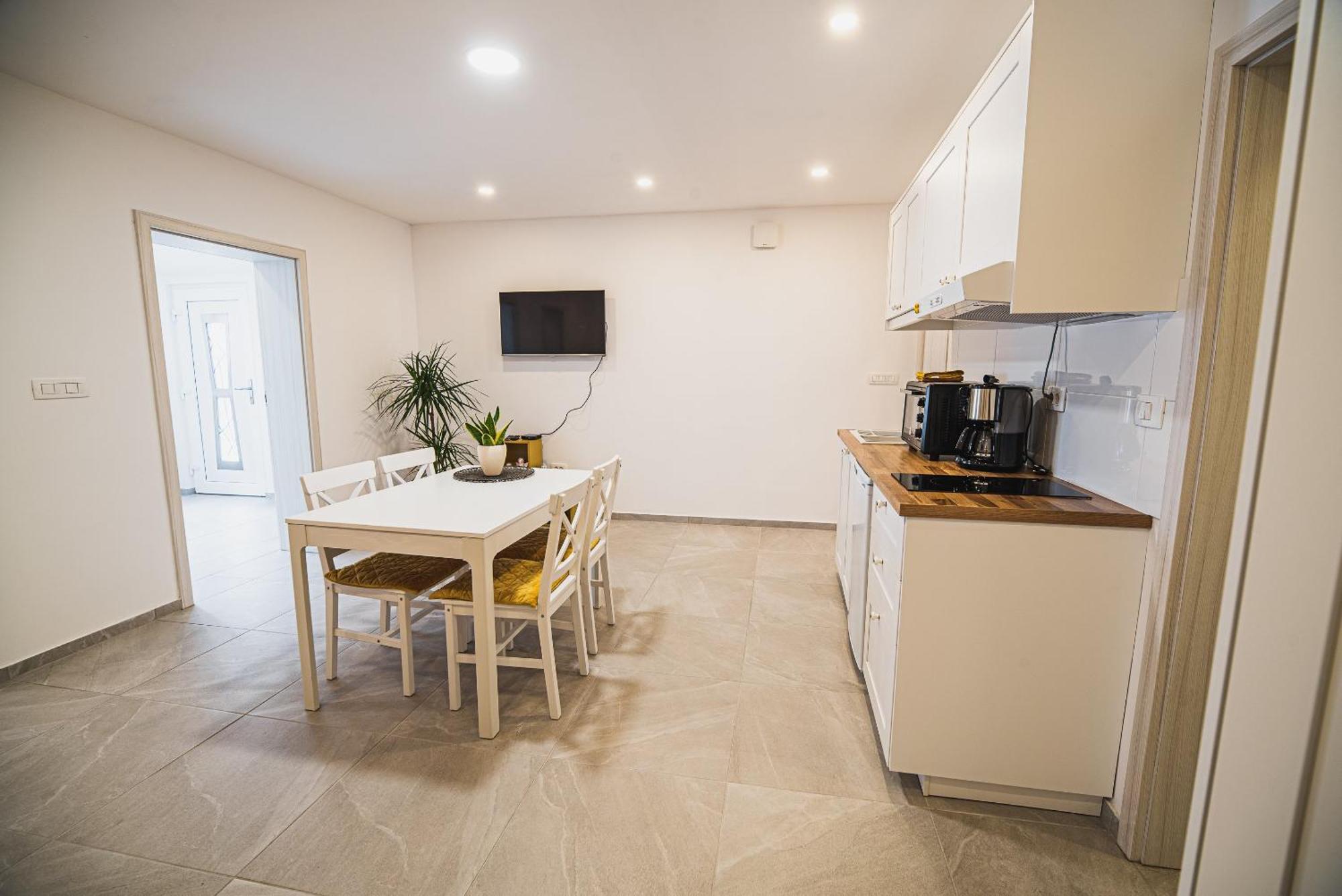 Gotar Apartment With Garden Кобарід Екстер'єр фото